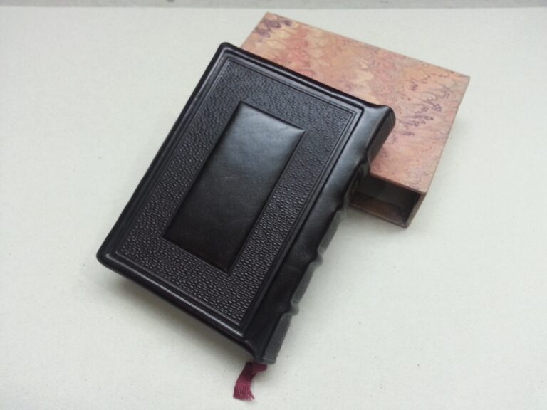 Leather binding model מסגרת חלוקי נחל