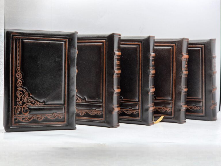 Leather binding model מלכות